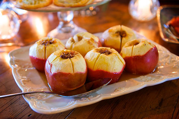 Апетитні запечені яблука з медом подані до столу і холонуть