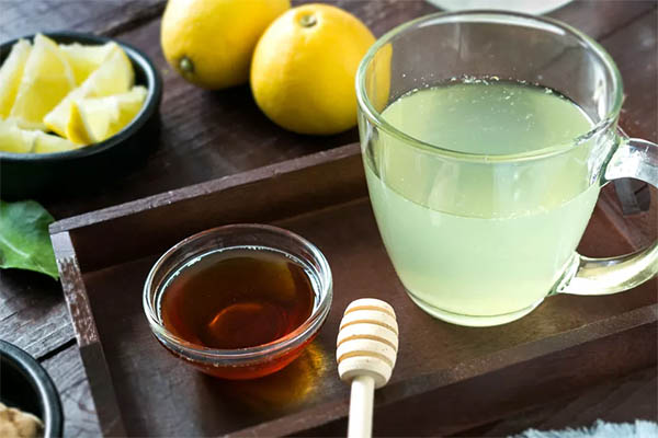 Медовый чай с лимоном и имбирем в процессе приготовления